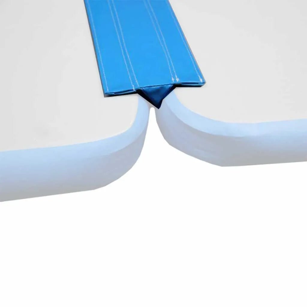 Airtrack foam connector in gebruik, verbindt twee Airtrack banen veilig