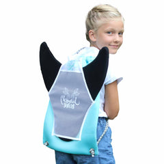 Kind draagt Mermaid Sisters sporttas in blauw design op de rug