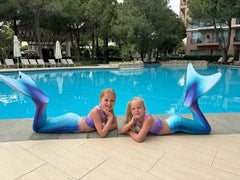 Kind zwemt met zeemeermin staart Prinses Ariël in zwembad – Mermaid Sisters
